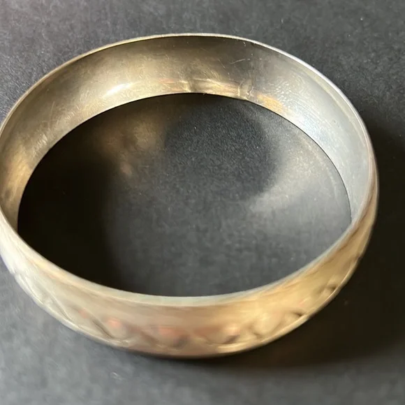 VINTAGE🗝️Lightweight Engraved Metal Bangle - Picture 4 of 7